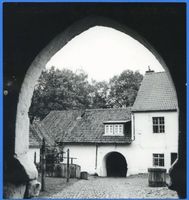 Neidenburg, Stadt, Kreis Neidenburg Neidenburg, Blick durch ein Tor in den Burghof Neidenburg, Schloß