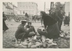  Memelland, Holzschuhmacher auf dem Markt 