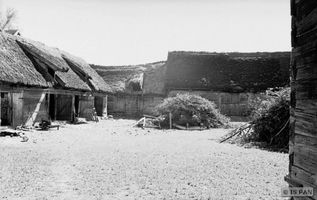 Brodowen, Kreis Lyck Brodowen, Hölzernes Bauerngehöft - Hofansicht I 