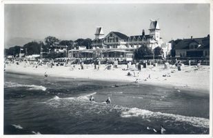 Cranz Kr. Samland, Ort, Kreis Samland Cranz Kr. Samland, Teilansicht des Badestrandes mit Hotel Monopol II Кранц, р-н Самбия, частичный вид купального пляжа с отелем „Монопол , II