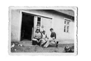 Kuckerneese, Ort, Kreis Elchniederung Holzstraße 2 Kuckerneese, Holzstraße 2, beim Kartoffelschälen für Kartoffelklöße 