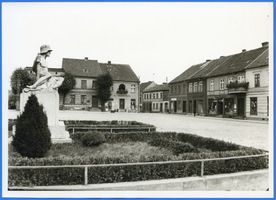 Passenheim, Stadt, Kreis Ortelsburg Passenheim, Marktplatz mit Kriegerdenkmal II 