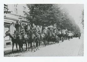 Tilsit, Stadt, Stadtkreis Tilsit Mittelstraße (sp. Schlageterstraße) Tilsit, Heimatfest 22.-24.08.1930, Artilleristen und Kürassiere im Festumzug Тильзит, краевой праздник 22.-24.08.1930, артиллеристы и кирасиры в праздничном шествии