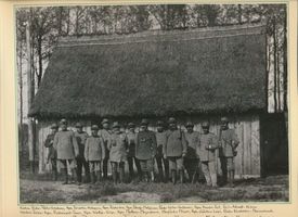 Quednau Kr. Elchniederung, Kreis Elchniederung Quednau Kr. Elchniederung fr. Meyruhnen, Oberförster Meyer mit seinen Förstern vor der Matternshütte in Meyruhnen 
