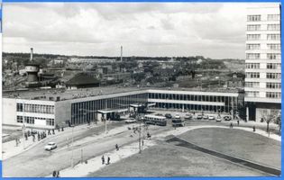 Allenstein, Stadtkreis Allenstein Allenstein, Blick vom Hotel Orbis-Kormoran auf den Bahnhofsvorplatz und Bahnhof Allenstein, Bahnhof