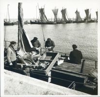 Nidden, Kreis Memel Nidden, Fischer bei der Arbeit nach der Heimkehr vom Fang Nidden, Kurenkähne im Hafen und am Haffstrand