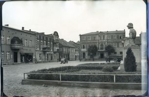 Passenheim, Stadt, Kreis Ortelsburg Passenheim, Marktplatz mit Kriegerdenkmal 