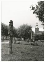 Schippenbeil, Kreis Bartenstein Schippenbeil, Grünanlage mit geschnitzten Figuren II 