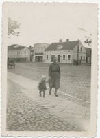 Willenberg Kr. Ortelsburg, Stadt, Kreis Ortelsburg Willenberg Kr. Ortelsburg, Kirchenstraße mit Kirchenplatz, von links nach rechts: Hotelanlage, Schmuckwaren Lipsch, Frisör Ernst 