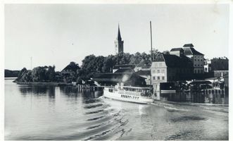 Nikolaiken Kr. Sensburg, Kreis Sensburg Nikolaiken, Stadtansicht mit Kirche und Ausflugsdampfer auf dem See Masurische Seen