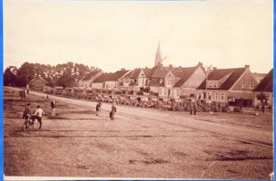 Friedrichshof Kr. Ortelsburg, Kreis Ortelsburg Friedrichshof, Marktplatz mit Militär 