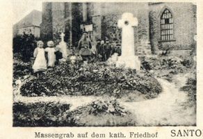 Santoppen, Kreis Rößel Santoppen, Massengrab auf dem kath. Friedhof 