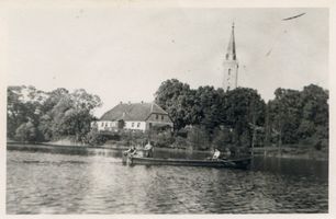 Nikolaiken Kr. Sensburg, Kreis Sensburg Nikolaiken, Kirche und Pfarrhaus, Fischer auf dem See Masurische Seen