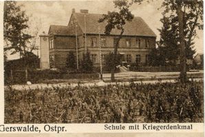 Gerswalde, Ort, Kreis Mohrungen Gerswalde, Schule mit Kriegerdenkmal 