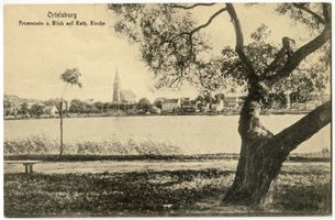 Ortelsburg, Stadt, Kreis Ortelsburg Ortelsburg, Hausseepromenade und Blick auf Katholische Kirche Ортельсбург, набережная Хаусзее и вид на католическую церковь