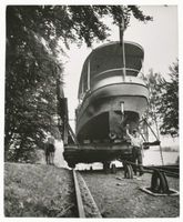  Oberlandkanal, Ein Schiff wird über den Berg gezogen VII Oberlandkanal