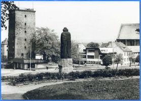 Frauenburg, Kreis Braunsberg Frauenburg, Blick vom Domkomplex zum Frischen Haff mit Kopernikusdenkmal Фрауэнбург, вид от соборного комплекса на Фришес-Хафф с памятником Копернику