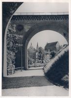 Allenstein, Stadtkreis Allenstein Allenstein, Blick durch die Eisenbahnbrücke auf das Schloss IV Allenstein, Schloß