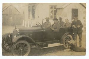 Dünen (Kr. Elchniederung), Kreis Elchniederung Dünen Kr. Elchniederung, Gasthof Mirwaldt, Inhaber Emil Nienke (am Heck des Personenwagens stehend) 