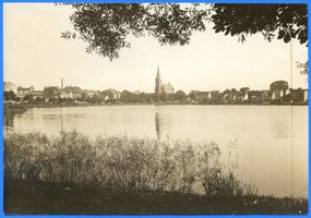Ortelsburg, Stadt, Kreis Ortelsburg Ortelsburg, Am Haussee, Blick auf die Stadt mit Kath. Kirche Ortelsburg, Haussee