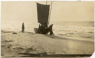  Frisches Haff, Fischerboot am Strand 