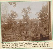 Tawellenbruch, Ort und Forstamt, Kreis Elchniederung Tawellenbruch fr. Tawellningken, Oberförsterei, Blick von der Veranda, über den Garten, den Deich und die Gilge 