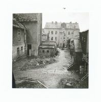 Tilsit, Stadt, Stadtkreis Tilsit Memelstraße Tilsit, Memelstr., Hinterfront des Hauses Nr. 14 vom Hof der Wasserstr. Nr. 34 gesehen, nach dem Luftangriff II Тильзит, Мемельштрассе, задний фасад дома №14, вид со двора Вассерштрассе №34, после авианалёта, II