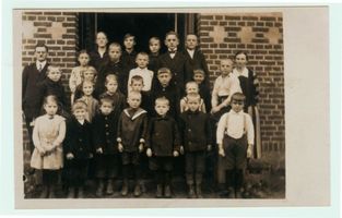 Kauken, Kreis Gerdauen Kauken, Schüler aus Kauken vor der Schule in Gomingen Каукен, ученики из Каукена перед школой в Гомингене