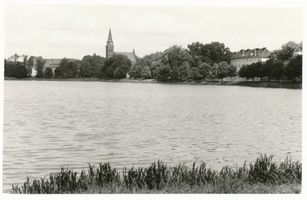 Ortelsburg, Stadt, Kreis Ortelsburg Ortelsburg, Blick über den Haussee auf Katholische Kirche III Ортельсбург, вид через Хаусзее на католическую церковь, III