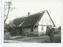  Memelgebiet, unbekannte Frau am Bauernhaus 