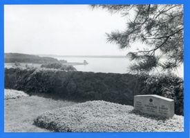 Angerburg Kr. Angerburg, Stadt, Kreis Angerburg Angerburg Kr. Angerburg, Blick vom Heldenfriedhof II Angerburg, Heldenfriedhof der Stadt Angerburg am Schwenzaitsee
