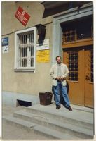 Lötzen, Stadt, Kreis Lötzen Danziger Straße Lötzen, R. Kempa vor dem Haus des Deutschen Sozial-Kulturellen Vereins 