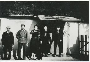Jennen, Kreis Insterburg Jennen, Helga Wohllaib-Mein Elternhaus mit Eltern und Grosseltern- 