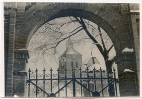 Rößel, Stadt, Kreis Rößel Rößel, Katholische Kirche, Blick durch das Eingangstor vom Friedhof II 