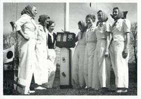  Ostpreußen, Frauen beim Fahnenappell?? 