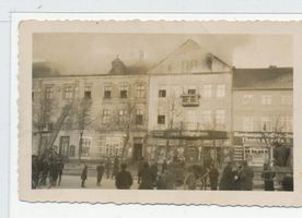 Kuckerneese, Ort, Kreis Elchniederung Am Markt 7 Kaukehmen, Brand des Geschäftes Karl Hillgruber Am Markt 7 Каукемен, пожар в лавке Карла Хильгрубера, Рынок 7