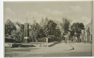 Arys, Kreis Johannisburg Bronsartstraße Arys, Bronsartstraße und Heldendenkmal II 