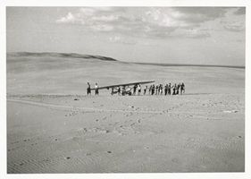 Rossitten Kr. Samland, Kreis Samland Rossitten Kr. Samland, Transport von Segelflugzeugen durch den Dünensand IX Rossitten Kr. Samland, Segelfliegerschule