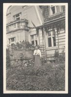 Popehnen, Kreis Wehlau Popehnen, Gutsfrau Gertrud Klatt im Rosengarten 
