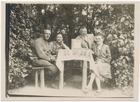 Waldensee, Kreis Rößel Waldensee, Ferdinand Schulz, Pionier des Segelflugs, mit Frau und Freunden im Garten des Elternhauses Segelfliegerei in Ostpreußen
