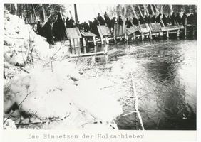  Kreis Elchniederung, Hochwasser, Einsetzen von Holzschiebern Район Эльхнидерунг, наводнение, установка деревянных затворов