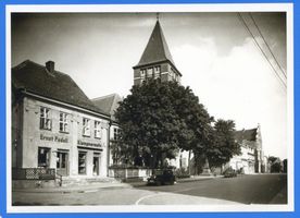 Preußisch Holland, Stadt, Kreis Preußisch Holland Preußisch Holland, Straße mit Kirche und Rathaus Preußisch Holland, Stadtmotive