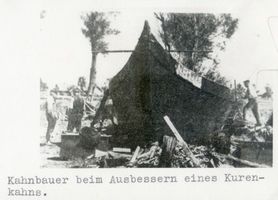Elchwerder Kr. Labiau, Ort, Kreis Labiau Elchwerder, Kahnbauer beim Ausbessern eines Kurenkahns Labiau, Orte im Kreis