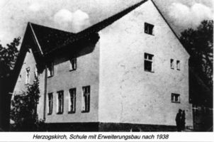Herzogskirch, Kreis Gumbinnen Herzogskirch, Schule mit Erweiterungsbau 