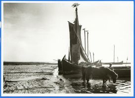 Nidden, Kreis Memel Nidden, Fischerboote im Hafen III Nidden, Kurenkähne im Hafen und am Haffstrand