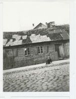  Memelgebiet, spielendes Kind, am Elternhaus 