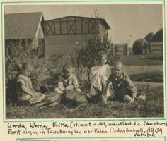 Tawellenbruch, Ort und Forstamt, Kreis Elchniederung Tawellenbruch fr. Tawellningken, Oberförsterei. Försters Kinder vor dem Medaillenbock des Vaters 