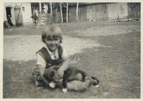 Flammberg, Kreis Ortelsburg Flammberg, Hof Karl Pell,  Jungbäuerin Erna Pell  
