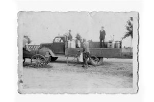 Kuckerneese, Ort, Kreis Elchniederung  2 Kuckerneese, Ewald Bogdahn holt mit seinem Lastwagen Milch bei den Bauern ab Landwirtschaft in Ostpreußen