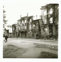 Tilsit, Stadt, Stadtkreis Tilsit Clausiusstraße 38 Tilsit, Clausiusstr. Ecke Landwehrstr., rechts die Luisen Apotheke nach der Zerstörung Тильзит, Клаузиусштрассе, угол Ландвештрассе, справа аптека «Луиза» после разрушения